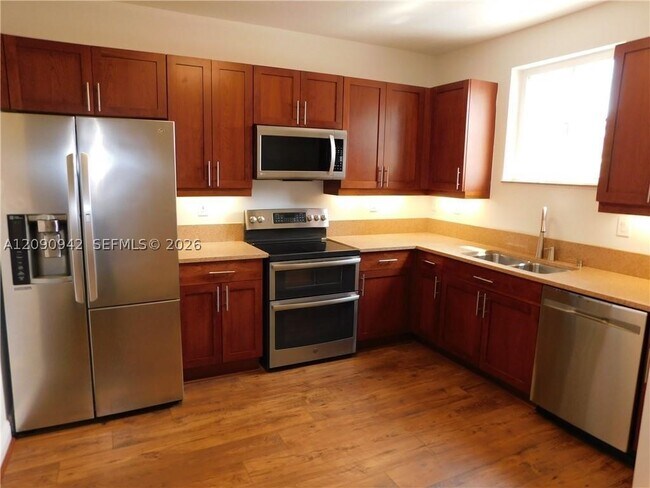 Building Photo - 1338 SW 3rd Ct