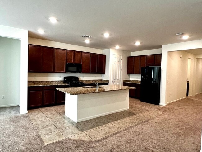 Building Photo - 4 Bedroom Home with 3-Car Garage in Gladde...