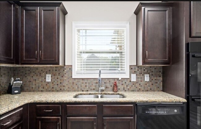 Building Photo - Spacious 5BR House in Clarksville