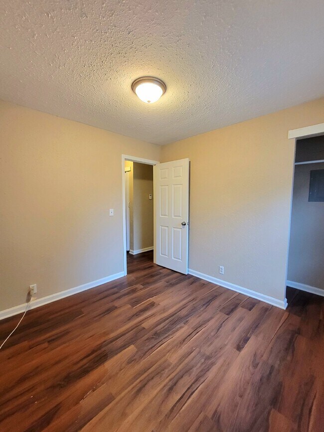 Building Photo - Section 8 Approved! 1 bedroom 1 bathroom w...