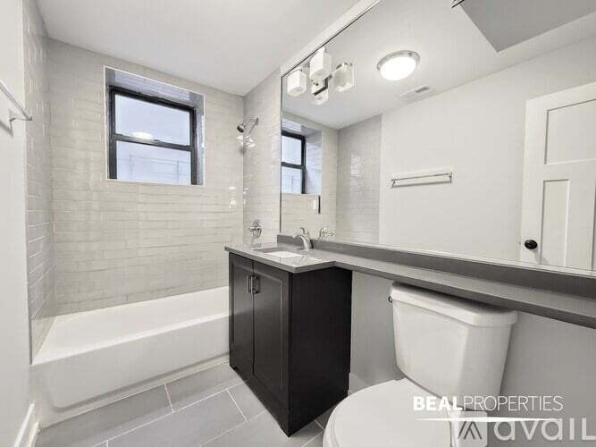 Building Photo - 822 W Waveland Ave