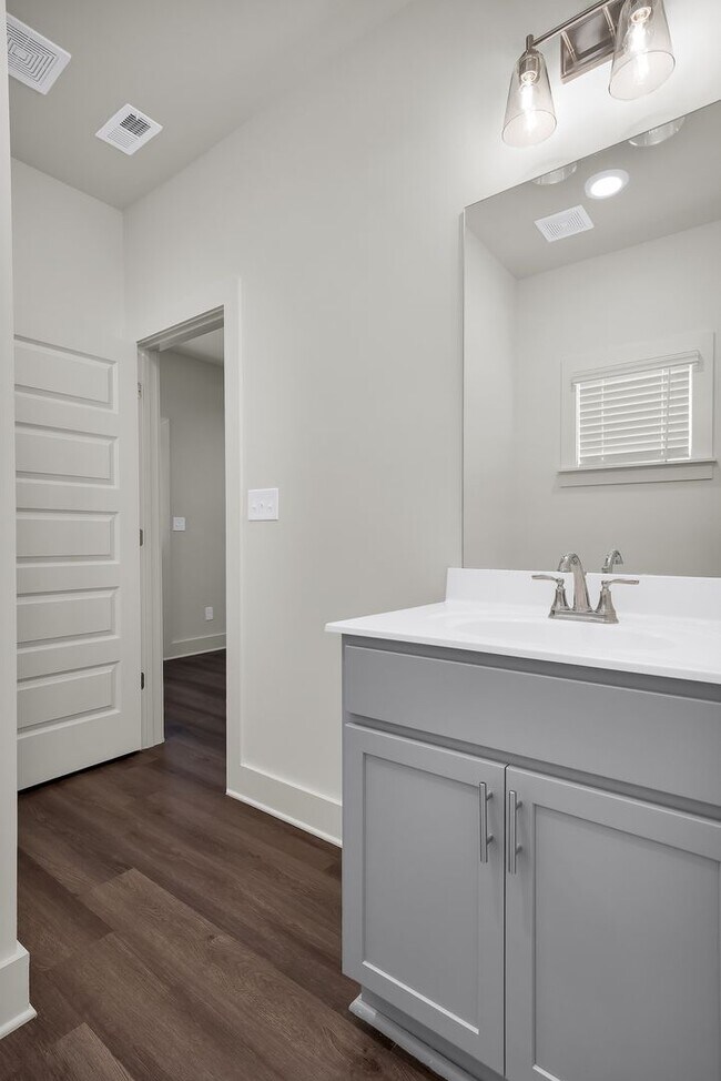 Building Photo - One Bedroom Cottage with Fenced Backyard!