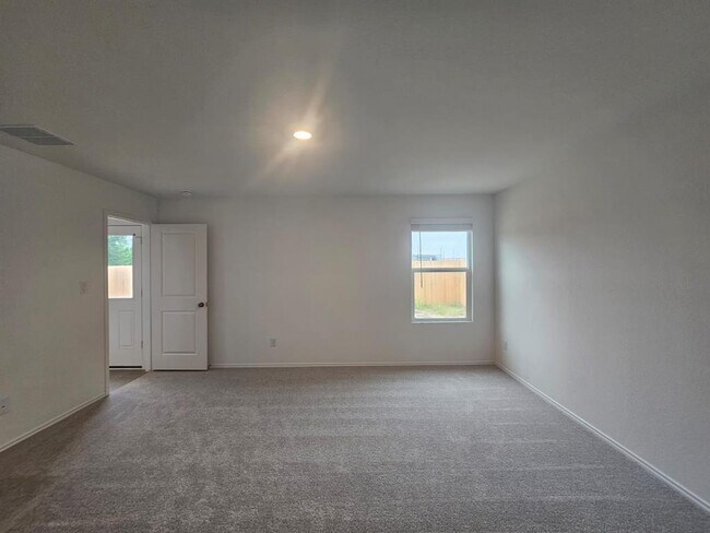 Building Photo - 2329 Silvercloud Dr