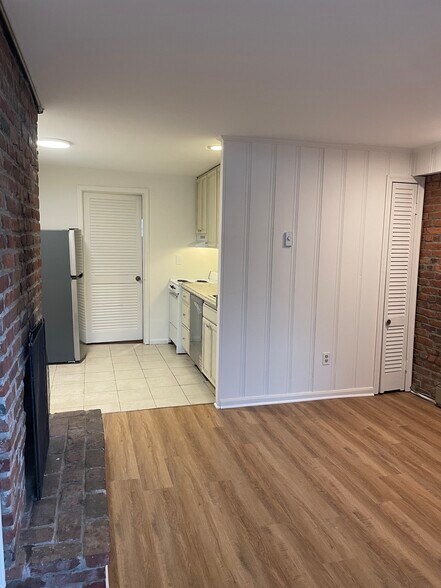 Building Photo - 32 1/2 8th St NE