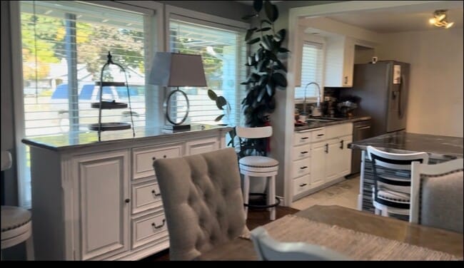 Building Photo - Spacious 4BD/4BA Home with Private Studio, located in the desirable Ferry St Bridge area!