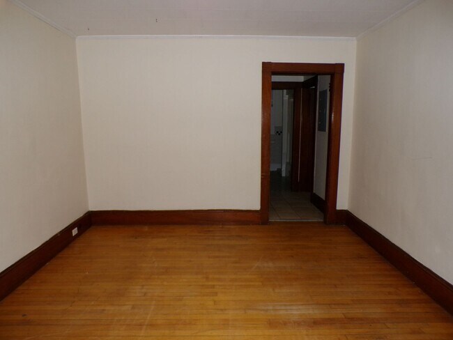 Building Photo - 19 Oak St