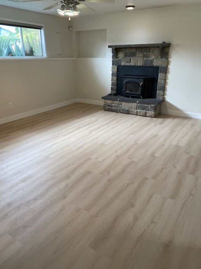 Building Photo - $3950 2520 SqFt, SFH/4BDR,2BA,office/Garag...