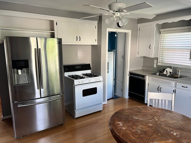 Kitchen - 23501 Geneva St