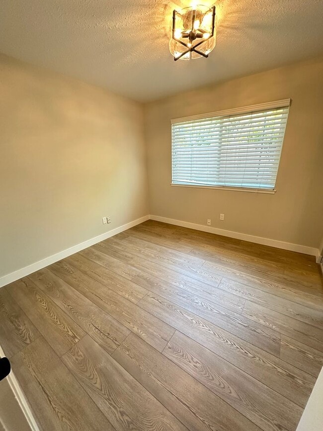 Building Photo - 3 Bed 2 Bath Single Family Home In Danvill...