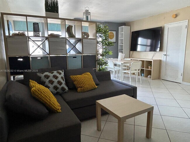 Building Photo - 2899 Collins Ave