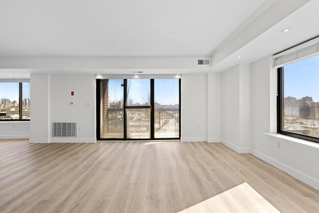 Building Photo - 700 1st St