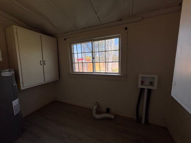 Building Photo - 3 Bedrooms, 1 Bathroom - Home in Armuchee!