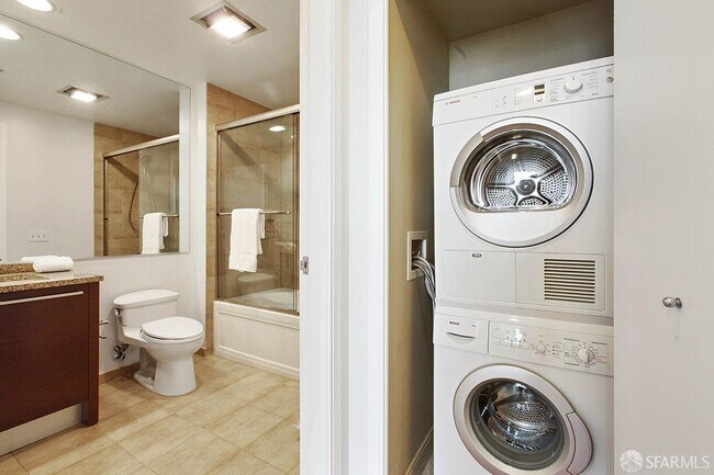 Building Photo - 425 1st St