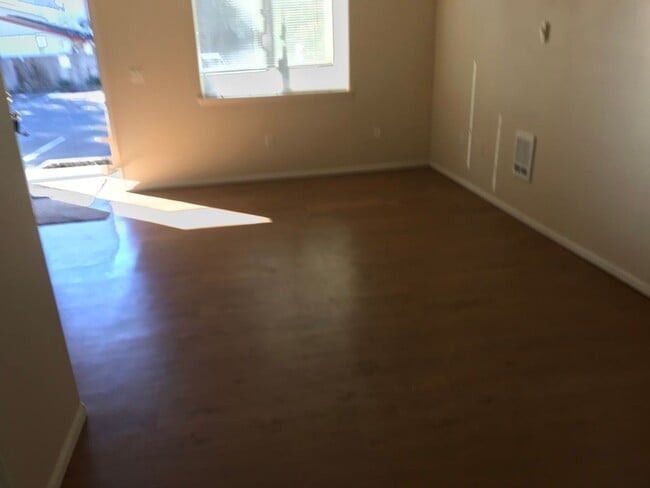 Building Photo - 3 bedroom townhouse in Springfield
