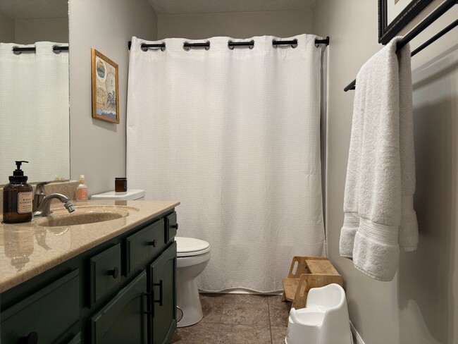 Building Photo - Spacious Corner Townhome with Private Yard...