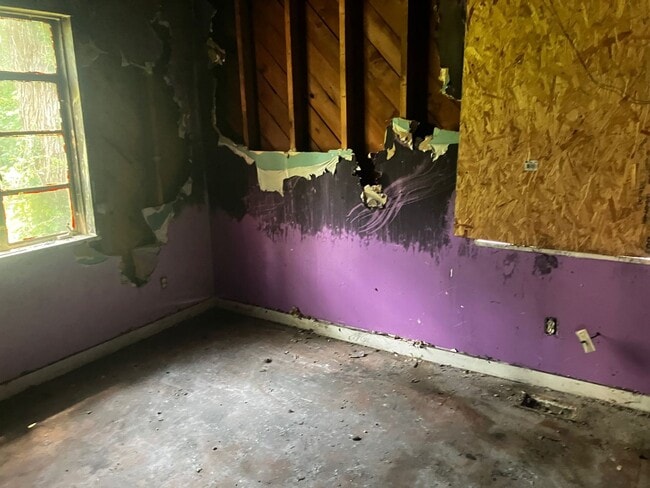 Building Photo - HANDYMAN SPECIAL! NO CREDIT CHECK or BACKG...