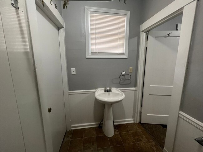 Building Photo - Huge Garage, Fenced Backyard, Laundry