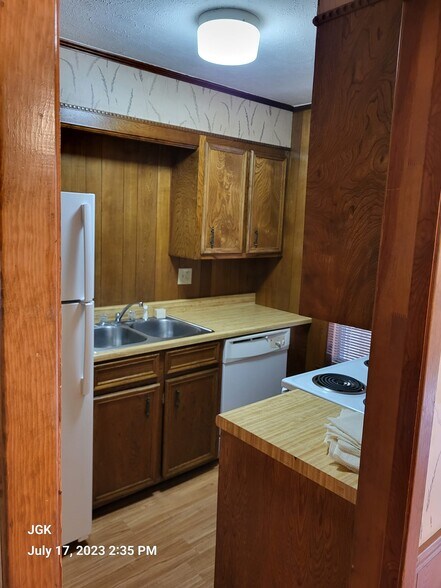 kitchen - 905 N 24th St
