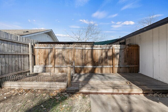 Building Photo - 3201 Mossrock Dr