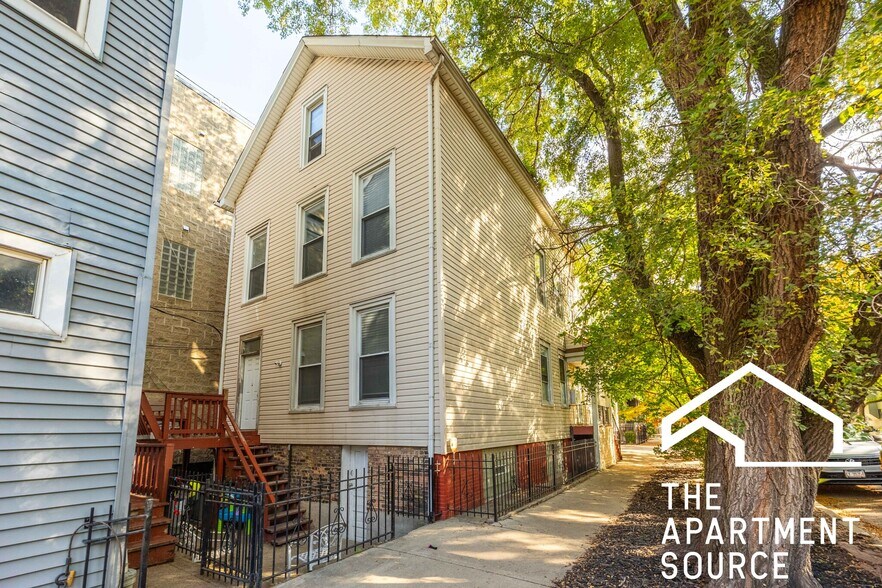 Building Photo - 2301 N Leavitt St