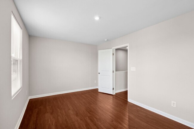 Building Photo - ?Beautifully F?resh Painted Carpetless 4-B...