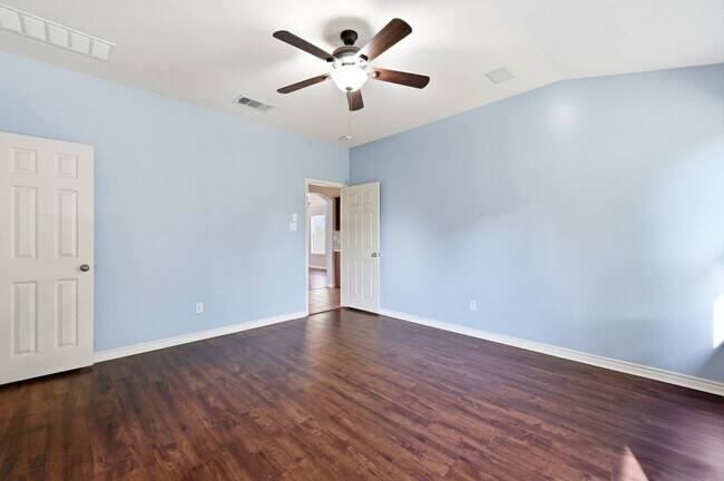 Building Photo - 920 Coronation Way