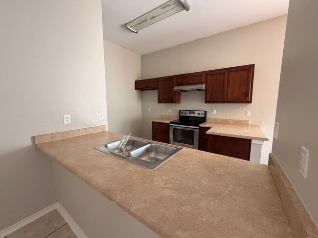 Building Photo - OPEN 3 BR W/ MASTER DOWN*STAINLESS STEEL A...