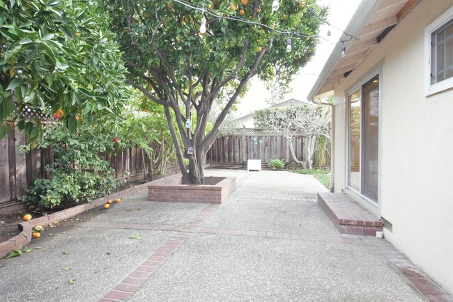 Building Photo - Beautifully Remodeled 3 Bedroom 2 Bath Wes...