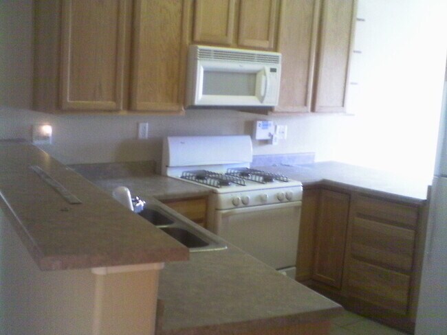 Building Photo - 3 BR 2 B 2CG 1286SF Artistic home Cabezon Area