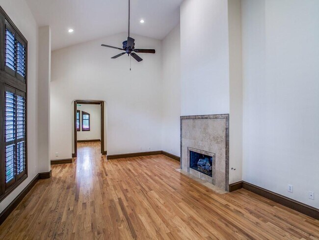 Building Photo - 3717 W Beverly Dr