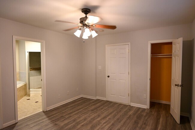 Building Photo - Stunning 3BR / 3BA Home on 2.48 Acres – Hillsborough, NC