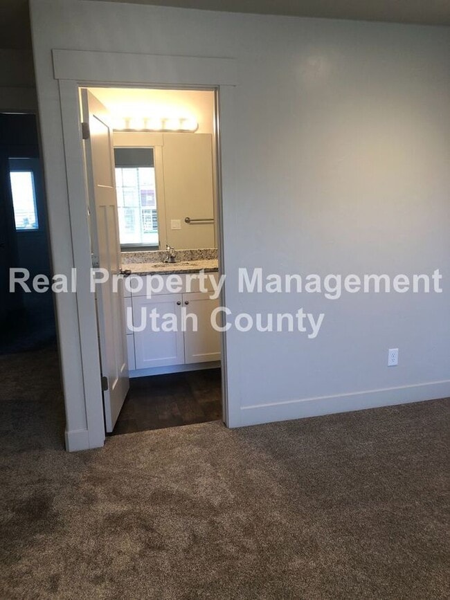 Building Photo - 189 610 S