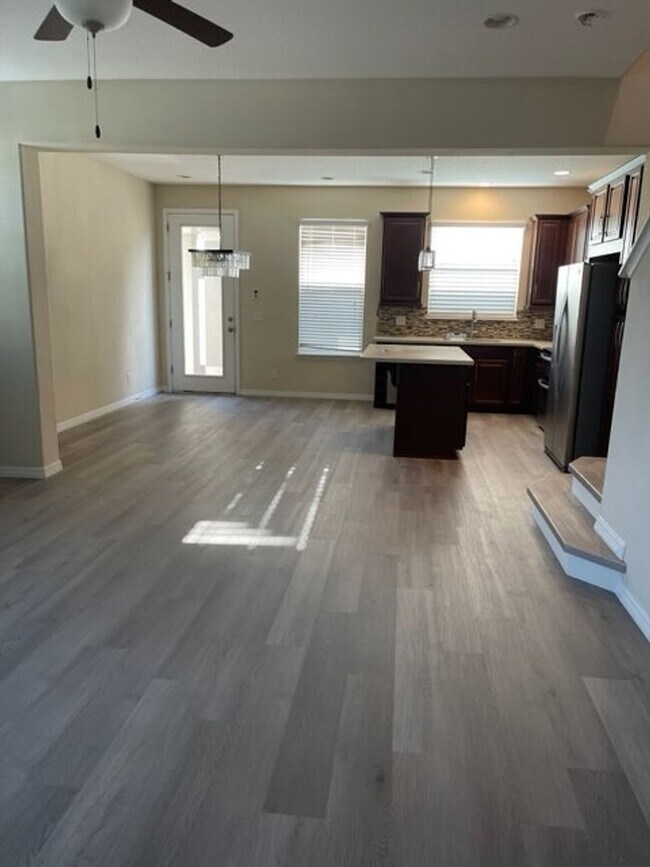 Building Photo - 3 Bed 2.5 Bath Tech Savy Corner Townhouse in Windermere