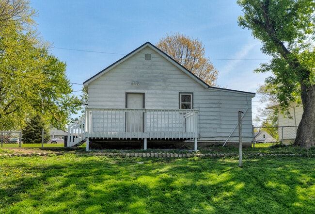 Building Photo - 2 Bedroom 1 Bath - Pyramid Properties!!