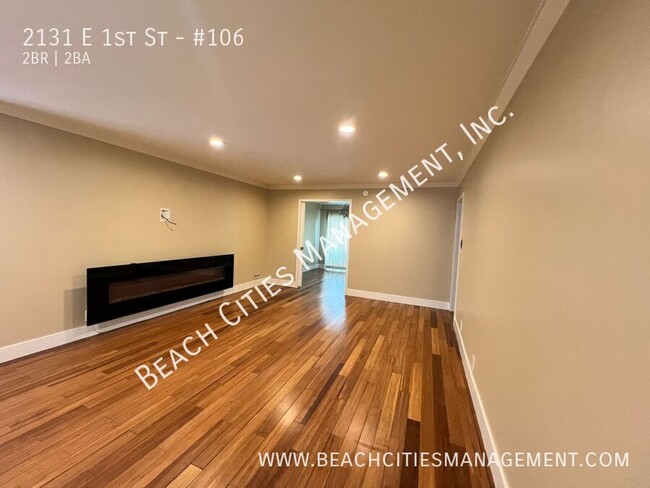 Building Photo - Condo located One Block from the Beach wit...