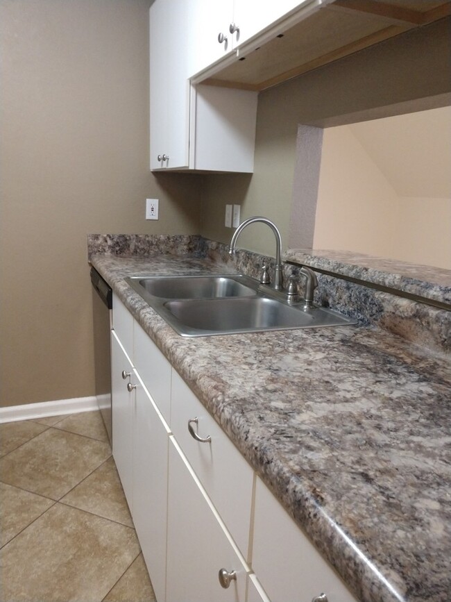 Building Photo - Beautiful 3 Bed 2 Bath Townhouse Close to ...