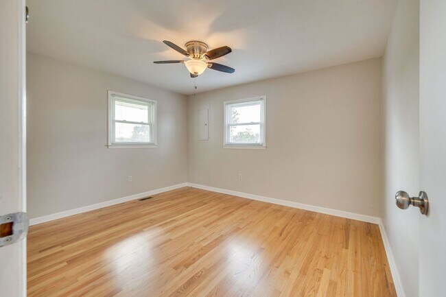 Building Photo - Beautifully updated 3 BR 1 BA home with ex...