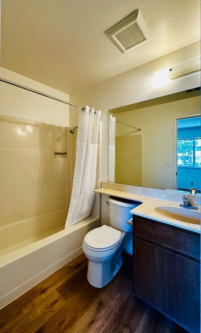 Building Photo - Bridgeview top floor condo with tree top w...