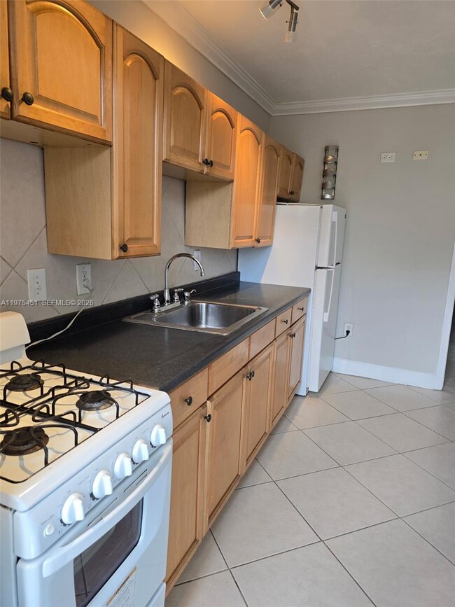 Building Photo - 441 Collins Ave