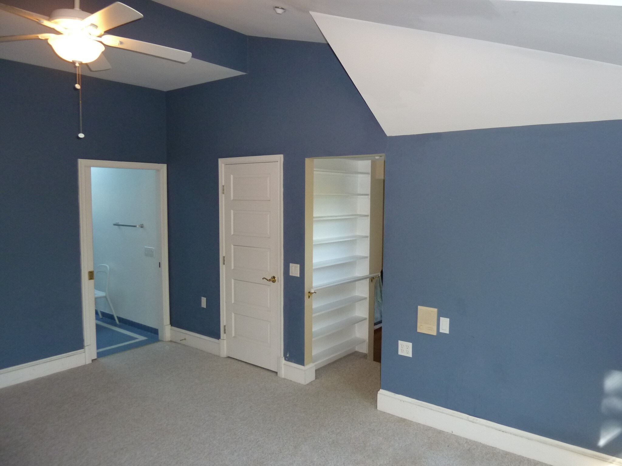 Sitting room looking NE - 812 N Ivy St