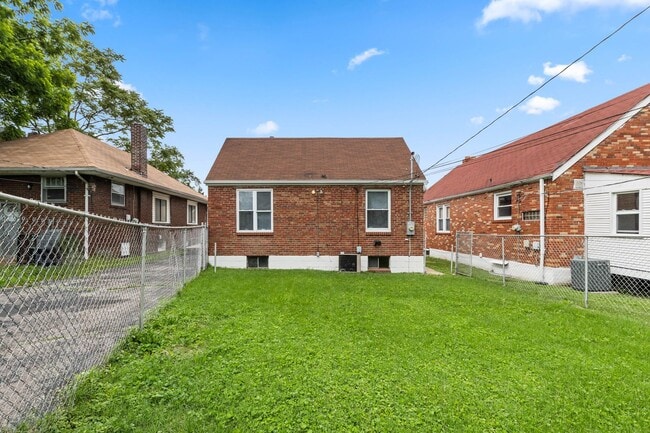 Building Photo - Cozy University City Brick Home with Basement & Off-Street Parking Near WashU & The Loop