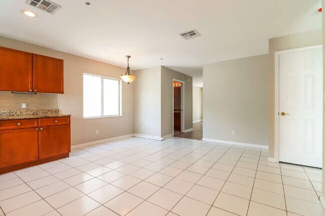 Building Photo - Tropical Dunedin Rental
