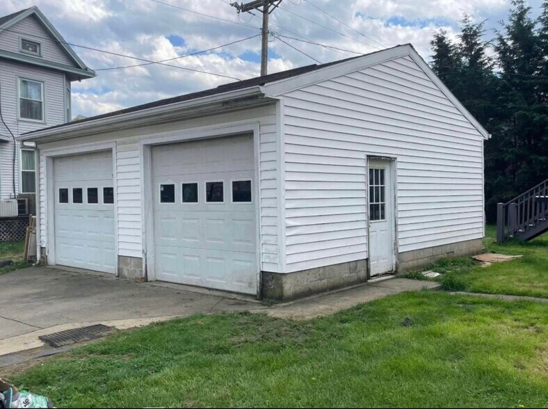 Building Photo - 437 Maple Ave