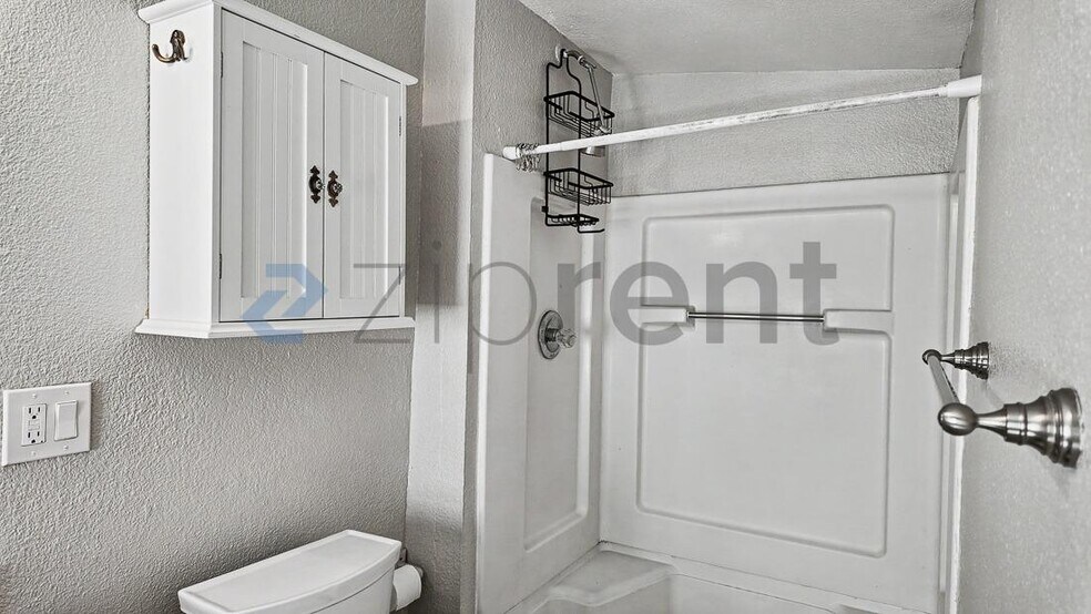 Building Photo - Unit B