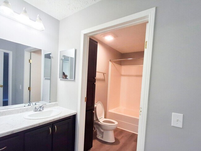 Building Photo - 4 Bed / 2 Full Bath House with Brand-New Kitchen, Attached Garage, and Full Basement - Built 2001