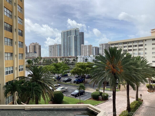 Building Photo - 100 Golden Isles Dr