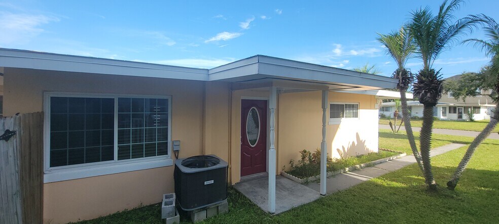 Building Photo - 571 Trade Winds Dr