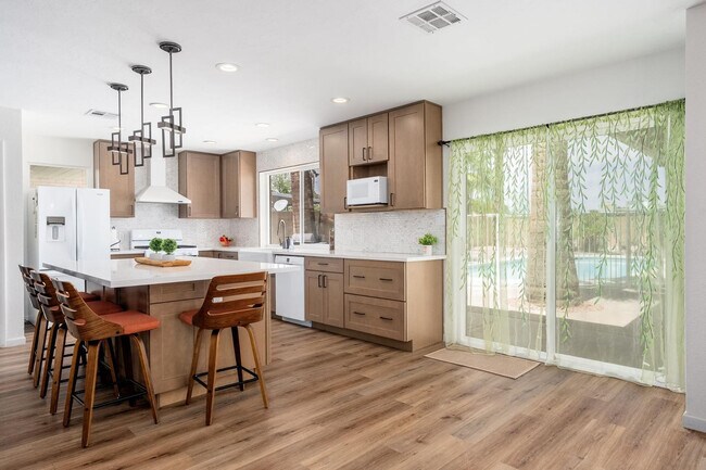Building Photo - 2426 E Sahuaro Dr