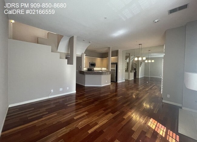 Building Photo - Gated 2 Bedroom Townhome in Irvine