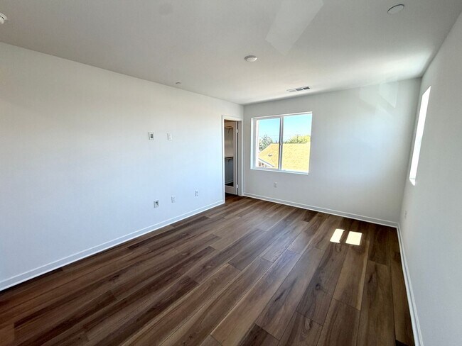 Building Photo - Brand-New Luxury Townhome for Lease in Claremont